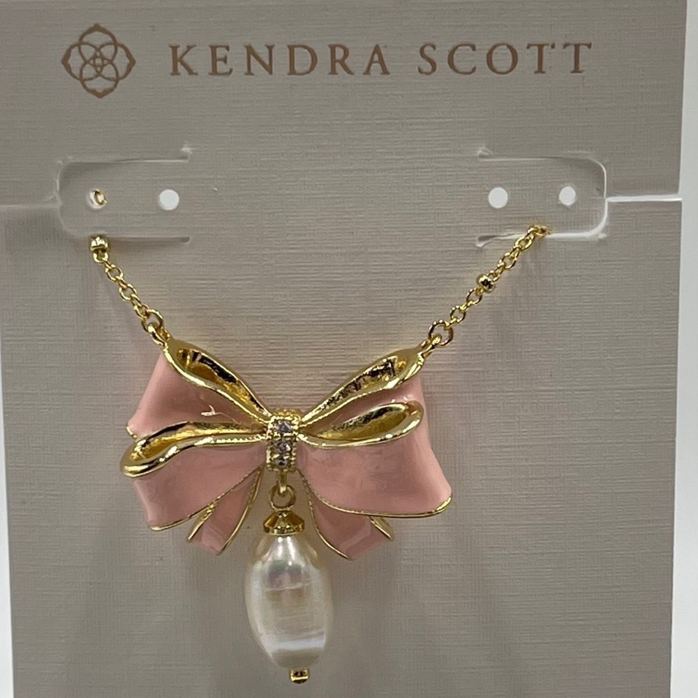 Kendra Scott x Love Shack Fancy
teardrop Pearl Drop Pink Bow Necklace New Collab